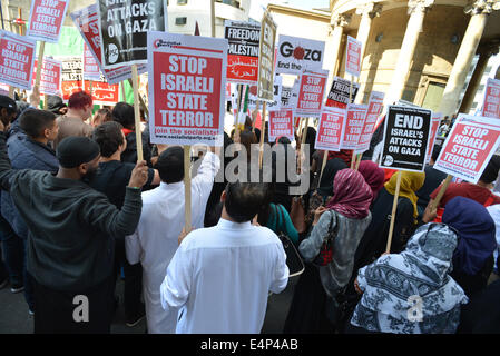 Le Langham Place, London, UK. 15 juillet 2014. Les partisans palestiniens Pro scène une protestation de masse à l'extérieur du siège de la BBC à Langham Place, scandant des slogans contre Israël et la BBC elle-même. Crédit : Matthieu Chattle/Alamy Live News Banque D'Images