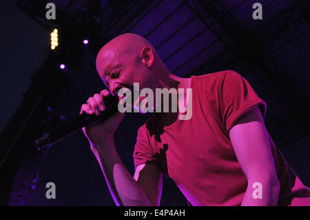 Raleigh, NC, USA. 14 juillet, 2014. ISAAC SLADE chanteur du groupe de rock "La mêlée à l' amphithéâtre Red Hat. © Tina Fultz/ZUMA/Alamy Fil Live News Banque D'Images