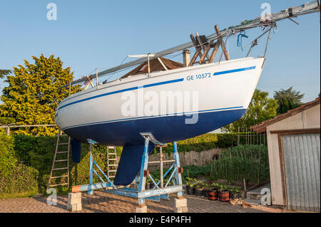 Un yacht à voile sur une station en un chantier, après avoir été peint avec antifouling Banque D'Images