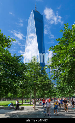 La ville de New York. One World Trade Center (la "Tour de la Liberté") vue de la National Memorial 11 septembre, Manhattan, NYC, Nrew Ville de New York, NY, USA Banque D'Images