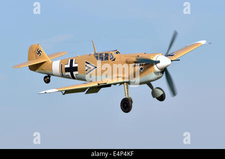 Hispano HA-1112 MIL Buchon (Licence construit Messerschmitt BF109G) dans la Luftwaffe camouflage désert à Duxford Airshow 2012 Banque D'Images