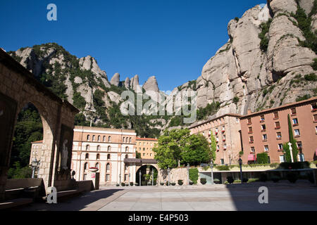 Montserrat est une montagne en Espagne a atteint un sommet où se trouve l'abbaye bénédictine avec la Vierge noire Banque D'Images