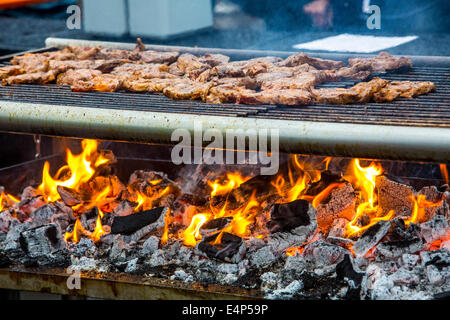 Steaks de porc grillés sont sur un gril au charbon, Banque D'Images