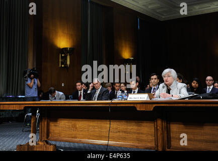 Washington, DC, USA. 15 juillet, 2014. Réserve fédérale américaine Présidente Janet Yellen témoigne devant le comité sénatorial des banques et du Congrès des États-Unis au cours d'une audience sur la colline du Capitole à Washington, DC, la capitale des États-Unis, le 15 juillet 2014. Président de la Réserve fédérale américaine Janet Yellen a réaffirmé mardi que la banque centrale devrait continuer de mettre en œuvre la politique monétaire actuelle facile comme l'économie américaine reprise reste incomplète et beaucoup d'Américains sont au chômage. Credit : Bao Dandan/Xinhua/Alamy Live News Banque D'Images