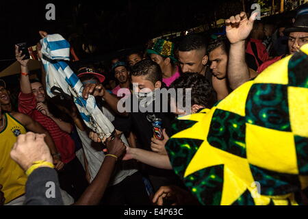 Jul 12, 2014 - Rio de Janeiro, Brésil - Final de la Coupe du Monde FIFA 2014 a déterminé l'Allemagne après 120 minutes contre l'Argentine avec 1:0. Brasilean a appuyé l'équipe de l'Allemagne après avoir été intimidés au cours de semaines au Brésil de l'Argentin des fans de football. (Crédit Image : © Johan Bauza/ZUMA/ZUMAPRESS.com) fil Banque D'Images