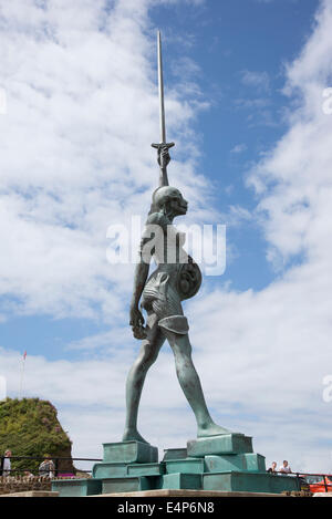 Par Verity Damien Hirst à Ilfracombe Pier North Devon England UK Banque D'Images