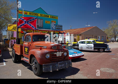 1948 Ford dépanneuse et historique des articles divers, Seligman Seligman, États-Unis historique Route 66, Arizona, USA Banque D'Images