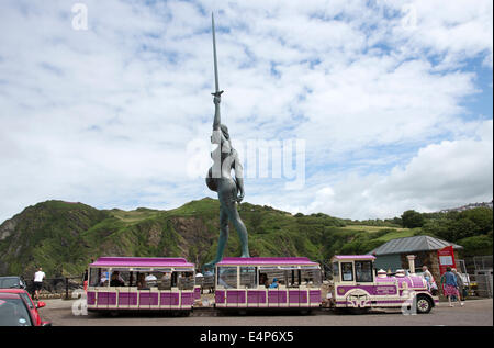 Par Verity Damien Hirst à Ilfracombe Pier North Devon England UK permanent au-dessus de la terre véhicule de transport de passagers du train Banque D'Images