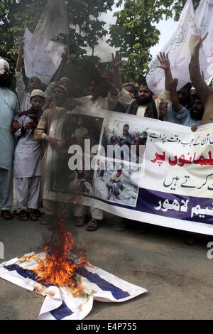 Lahore, Pakistan. 15 juillet, 2014. Les manifestants pakistanais crier des slogans au cours d'une manifestation contre les opérations militaires israéliennes à Gaza dans l'est de Lahore au Pakistan le 15 juillet 2014. Credit : Jamil Ahmed/Xinhua/Alamy Live News Banque D'Images