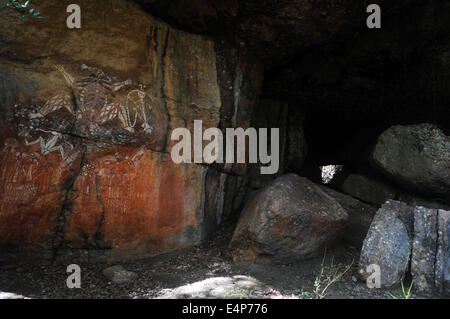 Les chiffres de l'art rupestre aborigène y compris l'homme de foudre, Anbangbang, Nourlangie Rock, Arnhemland, Kakadu National Park, Northern Banque D'Images