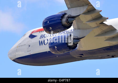 Boeing 747-8F exploités par des systèmes d'approvisionnement mondiale au nom de British Airways World Cargo faisant un défilé aérien faible à Duxford Airshow Banque D'Images