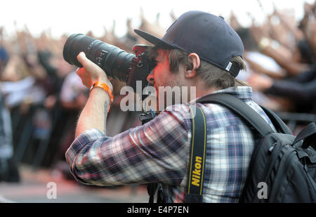 Photographe TRAVAILLANT À UN NOUVEAU FESTIVAL DE MUSIQUE EN PLEIN AIR FESTIVALS D'ÉVÉNEMENTS SOCIAUX ADOLESCENTS CHANTEURS ROCK UK Banque D'Images