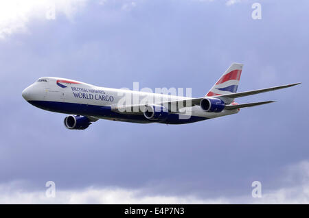 Boeing 747-8F exploités par des systèmes d'approvisionnement mondiale au nom de British Airways World Cargo faisant un défilé aérien faible à Duxford Airshow Banque D'Images