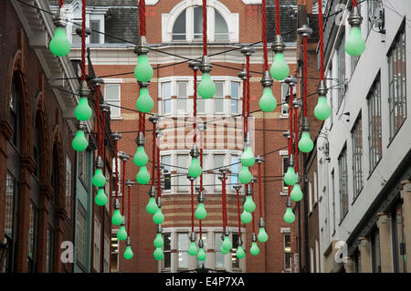 Un affichage de grande lumière décoratif suspendu au-dessus de l'intersection des ampoules de Ganton Street et Carnaby Street à Soho, Londres, Angleterre, Royaume-Uni Banque D'Images