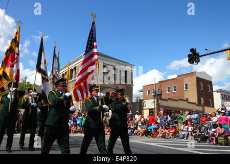 Les membres du groupe de marche de la ville de Westminster participent à 4th des défilés de juillet, à Catonsville, Maryland, États-Unis Banque D'Images