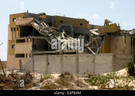 La bande de Gaza, Territoires palestiniens. 15 juillet, 2014. Détruit une prison gouvernementale après une frappe aérienne israélienne à Rafah dans le sud de la bande de Gaza. Le nombre de décès de sept jours d'Israël contre Gaza campagne l'air est passé à 186, dépassant celle du dernier conflit dans le territoire palestinien assiégé, en 2012. Credit : Abed Rahim Khatib/Pacific Press/Alamy Live News Banque D'Images