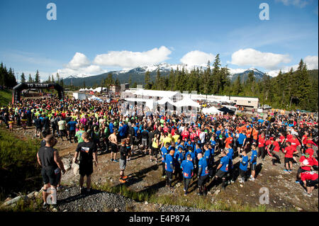 La foule au début de la Whistler Vancouver Tough Mudder événement. Banque D'Images