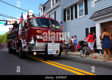 Un camion de pompiers commémorant les pompiers a été tué lors d'un feu de forêt à Yarnell, Arizona, en 4th, lors des défilés de la fête de l'indépendance de juillet, à Catonsville, aux États-Unis Banque D'Images