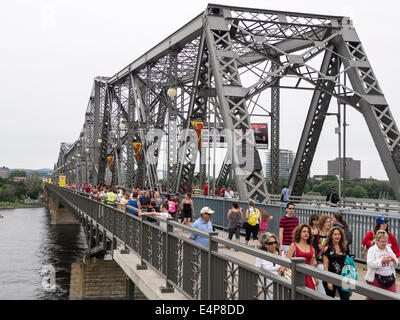 Passage à la fête du Canada le pont Alexandra. Le pont Alexandra est transformé en un pont pour piétons pour la fête du Canada Banque D'Images