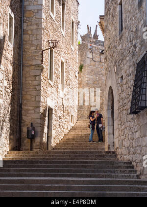 Tourist Couple vérifier son téléphone photos. Un couple debout dans un escalier de pierre dans la rue Girona vérifier leurs photographies récentes Banque D'Images