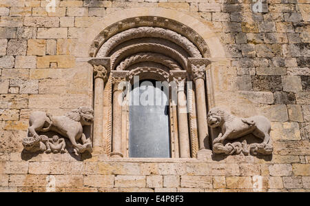 Détail de au-dessus de l'entrée de Monester de Sant Pere. Une sculpture en pierre de deux lions décore la fenêtre au-dessus de l'entrée Banque D'Images