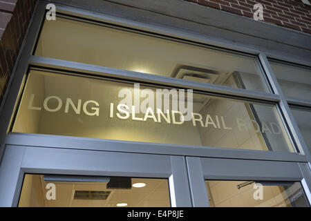 Merrick, New York, USA. 14 juillet, 2014. Au-dessus de entrée de LIRR Salle d'attente, Long Island Rail Road est écrit sur windows du Merrick Gare Office de Tourisme de Babylone, de la direction générale après MTA Metropolitan Transit Authority et Long Island Rail Road Union européenne parle de l'impasse, avec un potentiel d'LIRR imminente grève juste quelques jours auparavant. © Ann Parry/ZUMA/Alamy Fil Live News Banque D'Images