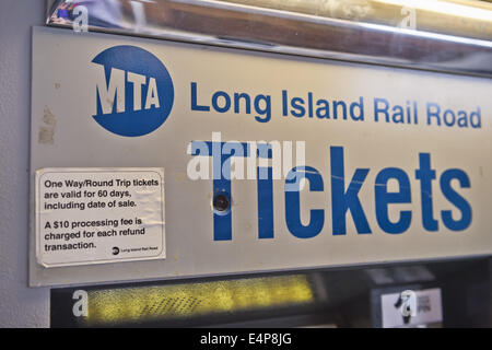 Merrick, New York, USA. 14 juillet, 2014. Long Island Rail Road places machine, avec info billets valide pour 60 jours, à l'autocollant Merrick gare de Babylone, de la direction générale après MTA Metropolitan Transit Authority et Long Island Rail Road Union européenne parle de l'impasse, avec un potentiel d'LIRR imminente grève juste quelques jours auparavant. © Ann Parry/ZUMA/Alamy Fil Live News Banque D'Images