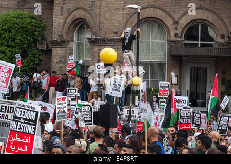 London, UK.15 juillet 2014. Militants Pro-Palestinian protester contre la prétendue partialité dans la couverture de la BBC du récent conflit entre Israël et le Hamas. Credit : Mamusu Kallon/Alamy Live News Banque D'Images