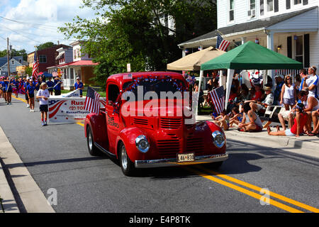 Pick-up Dodge classique/personnalisé appartenant à la compagnie locale Ruff Roofers pendant 4th des parades du jour de l'indépendance de juillet, Catonsville, Maryland, États-Unis Banque D'Images