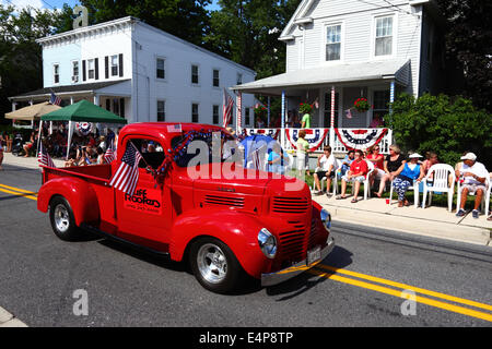 Pick-up Dodge classique/personnalisé appartenant à la compagnie locale Ruff Roofers pendant 4th des parades du jour de l'indépendance de juillet, Catonsville, Maryland, États-Unis Banque D'Images