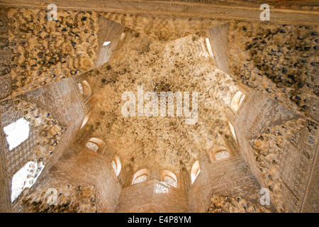 La sculpture de plafond Alhambra. Plafond en plâtre sculpture détaillée décore un dôme en forme d'étoile dans cette exquise mauresque restauré Banque D'Images