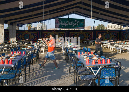 Le Caire, Égypte. 15 juillet, 2014. Le personnel de travail d'une organisation caritative de préparer les repas pour un banquet de bienfaisance au Caire, Égypte, le 15 juillet 2014. La charité des banquets, ou ma'idat al-Rahman, représentent une longue tradition du Ramadan en Egypte, par lequel riches patrons fournissent leurs moins riches coreligionnaires avec les repas pour rompre le jeûne. © Cui Xinyu/Xinhua/Alamy Live News Banque D'Images