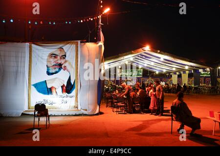 Le Caire, Égypte. 15 juillet, 2014. Egyptiens déguster vos repas à un banquet de bienfaisance au Caire, Égypte, le 15 juillet 2014. La charité des banquets, ou ma'idat al-Rahman, représentent une longue tradition du Ramadan en Egypte, par lequel riches patrons fournissent leurs moins riches coreligionnaires avec les repas pour rompre le jeûne. © Cui Xinyu/Xinhua/Alamy Live News Banque D'Images