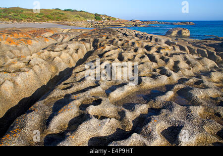 Formations granitiques le long de la côte de l'île de monticule trois Banque D'Images