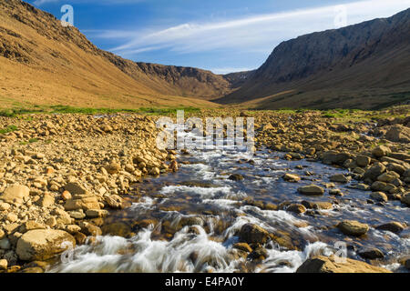 Winter House Brook s'écoule d'une péridotite sculpté par les glaciers canyon dans les Tablelands du parc national du Gros-Morne, à Terre-Neuve Banque D'Images