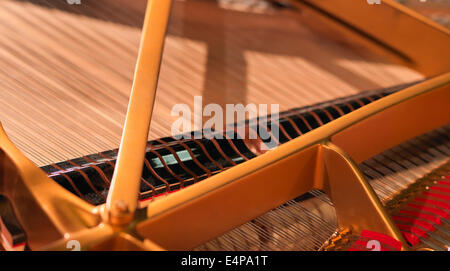 Photo de détail Grand Steinway D concert grand piano, version Hambourg, ouvrir le couvercle, les chaînes visibles. Banque D'Images