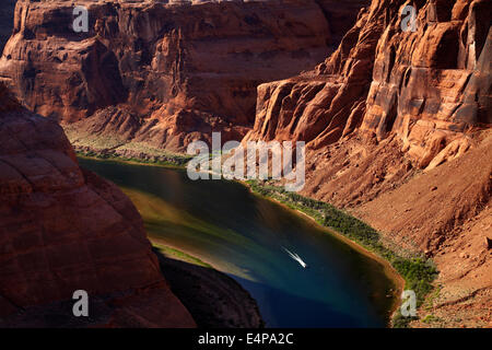 Bateau sur le fleuve Colorado à Horseshoe Bend, juste en dehors de Grand Canyon, près de Page, Arizona, USA Banque D'Images