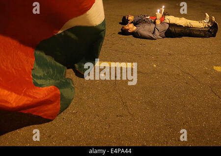 Sao Paulo, Brésil. 15 juillet, 2014. Assister à des militants d'une veillée en protestation contre les frappes aériennes israéliennes sur Gaza, à Sao Paulo, Brésil, le 15 juillet 2014. L'air assault d'Israël sur la bande de Gaza, baptisée opération bord de protection, a tué plus de 192 Palestiniens, tandis que 1 410 autres ont été blessés. Credit : Rahel Patrasso/Xinhua/Alamy Live News Banque D'Images