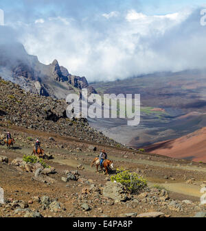 Les cavaliers sur la piste des sables bitumineux à l'Haleakala National Park Banque D'Images