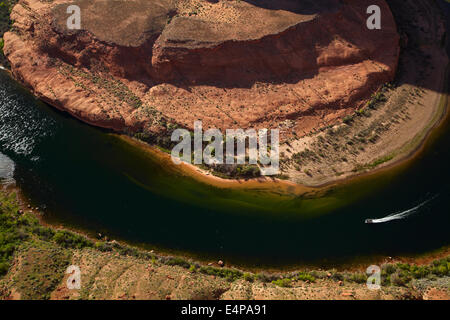 Bateau sur le fleuve Colorado à Horseshoe Bend, juste en dehors de Grand Canyon, près de Page, Arizona, USA Banque D'Images