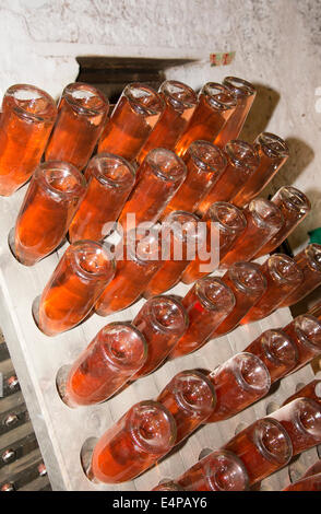 Vin mousseux Rose fermentation en bouteilles. Sur rack. French wine Banque D'Images