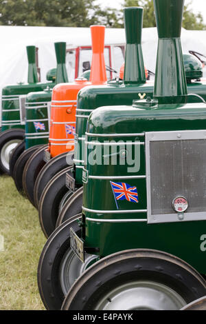 Marshall Field's British les tracteurs de ferme dans une rangée à un show ground en Angleterre Banque D'Images