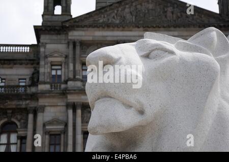 Statue de lion en pierre à l'extérieur de la ville de Glasgow chambres dans George Square, Ecosse, Royaume-Uni Banque D'Images