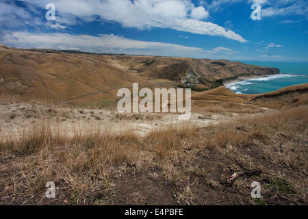 Sandy route qui serpente en bas de la colline Banque D'Images