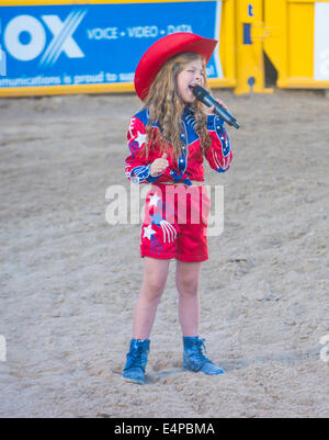 Les jeunes ont entonné l'hymne américain cowgirl à l'ouverture de l'Helldorado Days à Las Vegas Banque D'Images