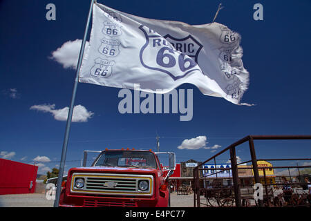 Chevrolet dépanneuse et Route 66 géant drapeau, Seligman, États-Unis historique Route 66, Arizona, USA Banque D'Images