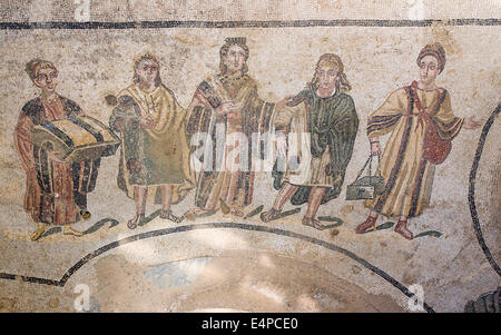 Portant des cadeaux : Détail de la mosaïque de plafond de cinq voyageurs. Détail d'une mosaïque de plafond de la Villa Banque D'Images