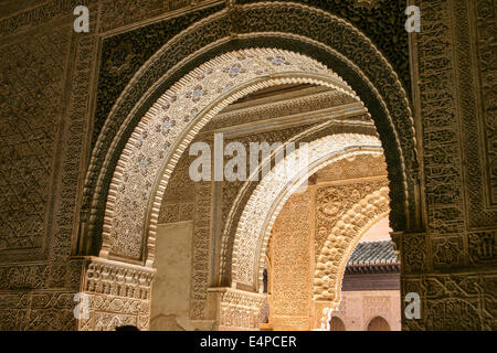 L'entrée d'arcs. Les courbes de plâtre sculpté les porches allumé à partir de ci-dessous définit un magnifique palais de l'Alhambra entrée. Al Banque D'Images
