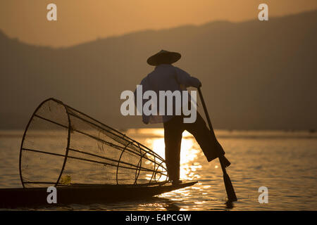 Pêcheur au coucher du soleil, lac Inle, Birmanie Banque D'Images