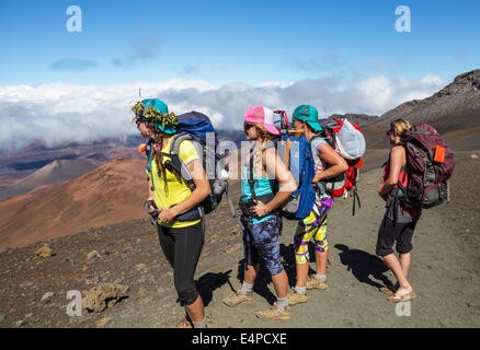Backpackers sur la piste des sables bitumineux à l'Haleakala National Park Banque D'Images